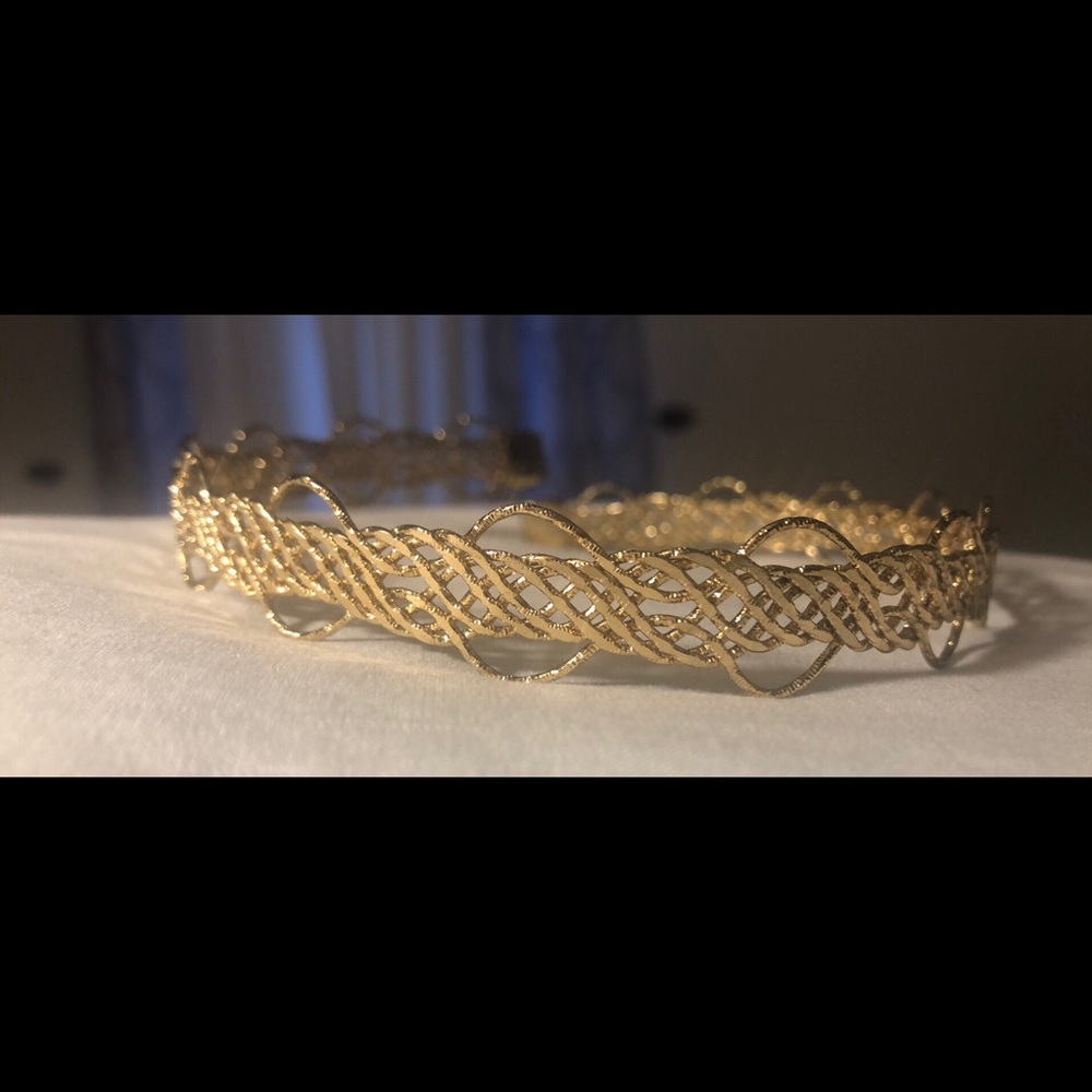 Gold color choker necklace